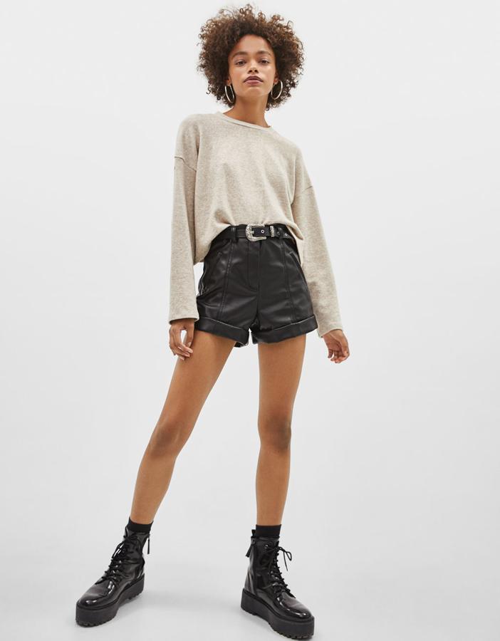 Shorts con efecto piel y con detalle de cinturón, 19,99 euros.