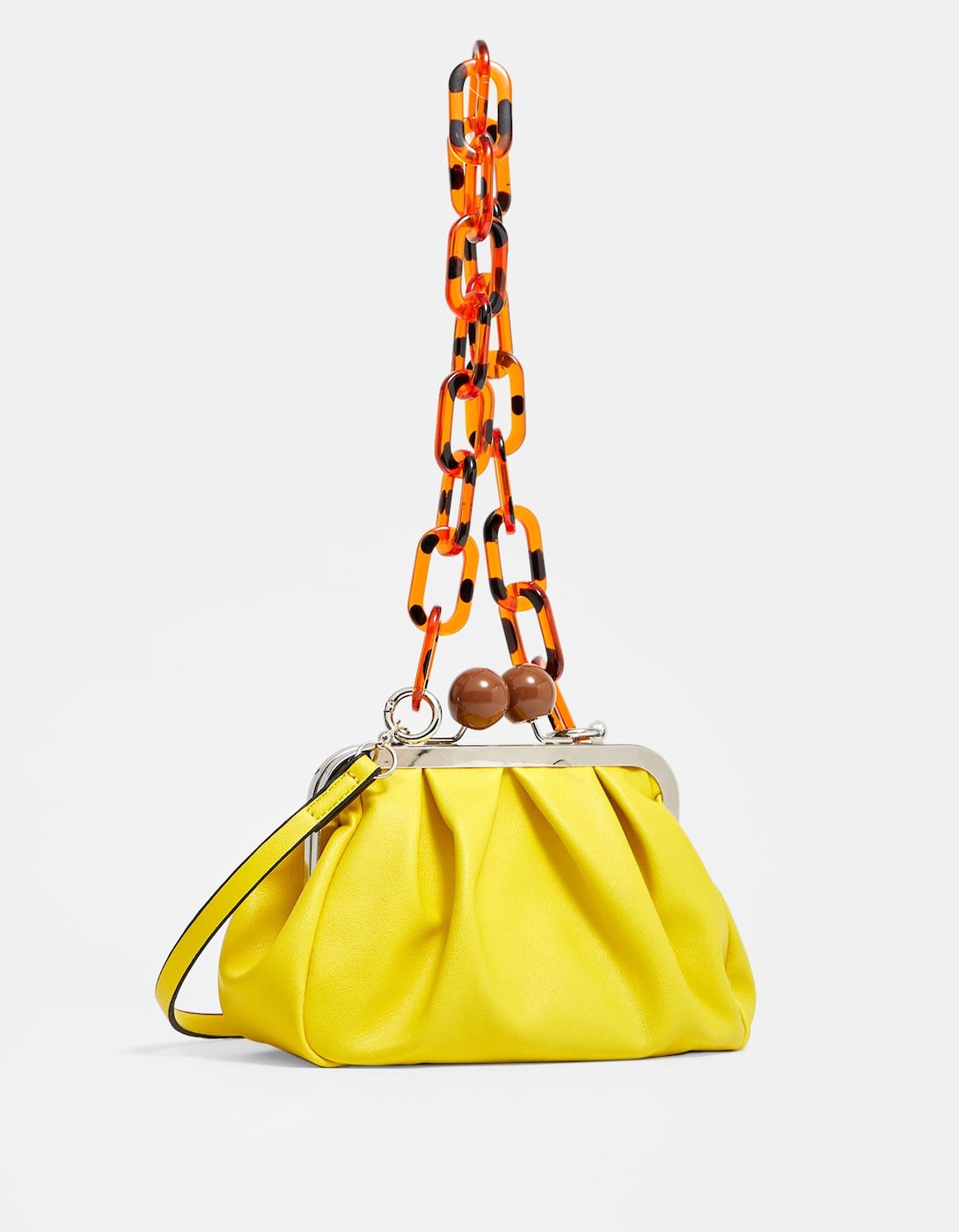 Esta bandolera de Stradivarius es perfecta para apostar por el color amarillo, el favorito de famosas e influencers para la primavera. (19,99 euros).