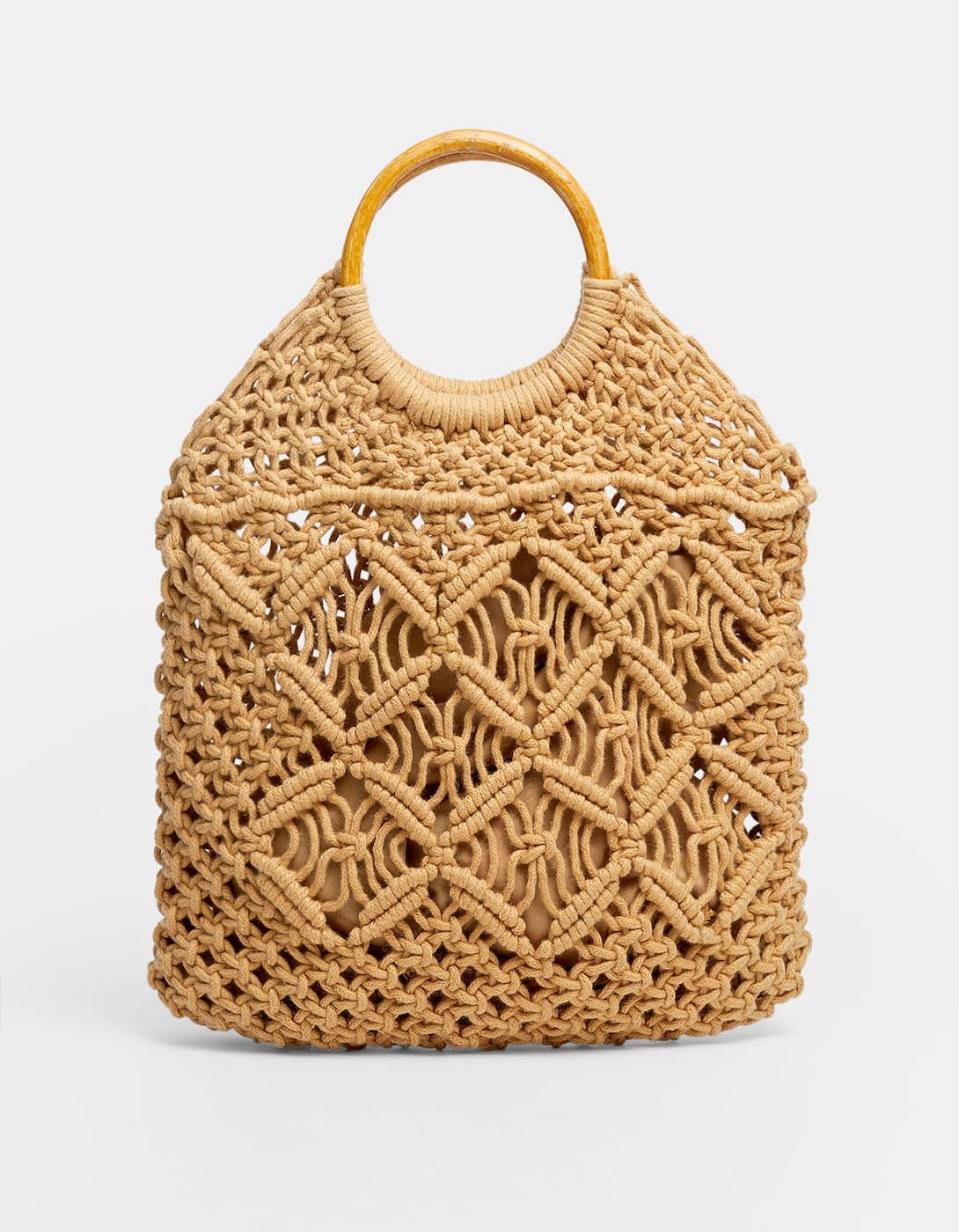 Llega el buen tiempo y con él, el tejido crochet. Y no solo en vestidos y tops, también en bolsos como este de Stradivarius. Disponible también en color negro. (19,99 euros).