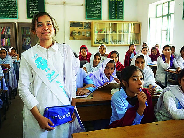 Manecha Azam muestra en clase uno de los kit de menstruación de Unicef.