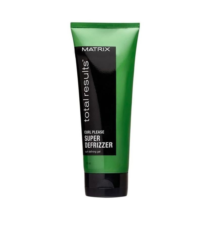 Para todas las que buscan un producto de peinado que no se limite a dar buena sujeción, sino que también mantenga el frizz a raya ante humedades, lluvias o un calor extremo. Este gel combate el encrespamiento del cabello rizado o muy rizado, dejando las ondas definidas, fuertes y elásticas. Su especial formulación incluye aceite de jojoba y proteína de trigo, que capturan la humedad y ayudan a mantener la estructura de tu cabello suave y elástica. (18,50 €).