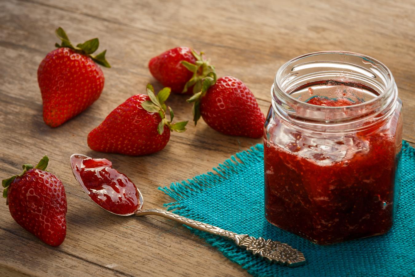 Un mermelada light (elaborada con azúcar y edulcorantes) contiene unos 35 gramos de azúcares por cada 100 gramos, frente a los 50 gramos de una mermelada normal. Con esto te lo hemos dicho todo. Cuidado con el consumo de azúcar.