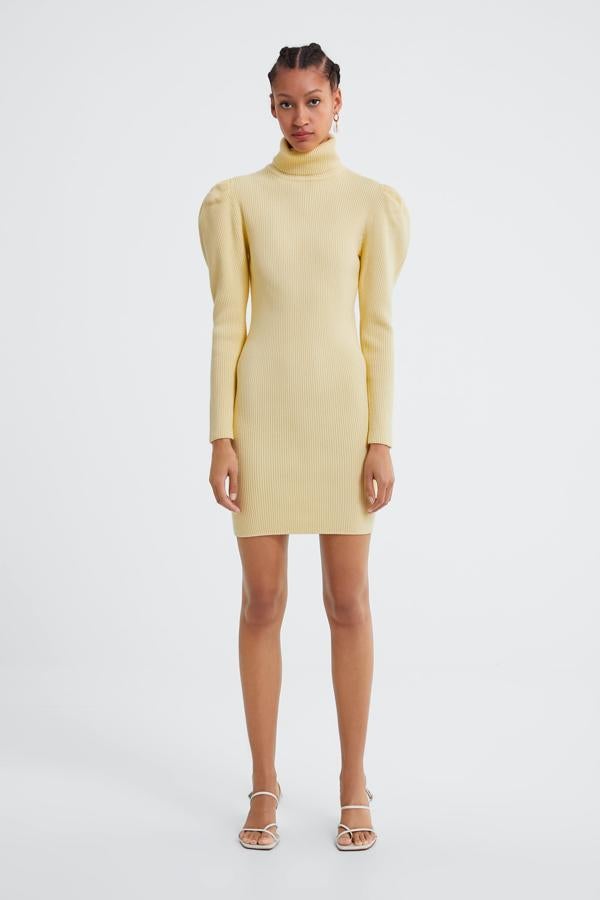 Vestido de canalé en amarillo pastel con mangas abullonadas, 29,95 euros.