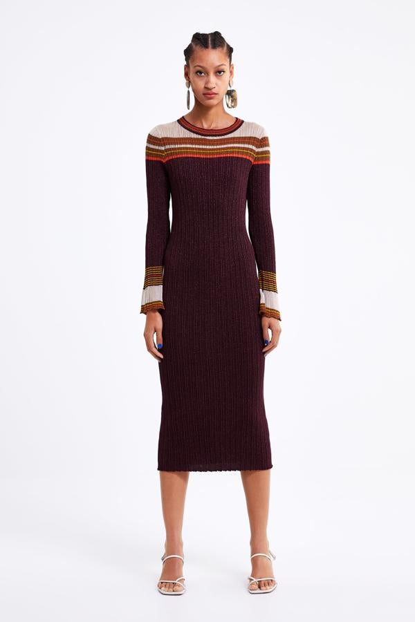 Con detalles de rayas y punto con brillo, este evstido se ajusta ligeramente al cuepo para marcar la figura, 29,95 euros.