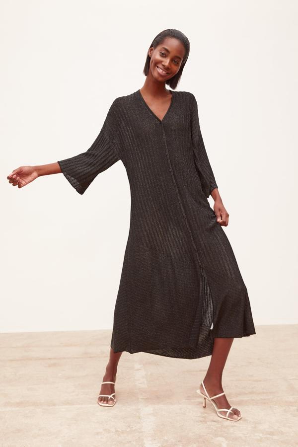 Oversize, de manga amplia y tejido brillante, 39,95 euros.