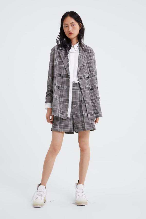 Bermuda de cuadros (22,95 euros) combinada con blazer de cuadros con detalle de cinturón (39,95 euros).