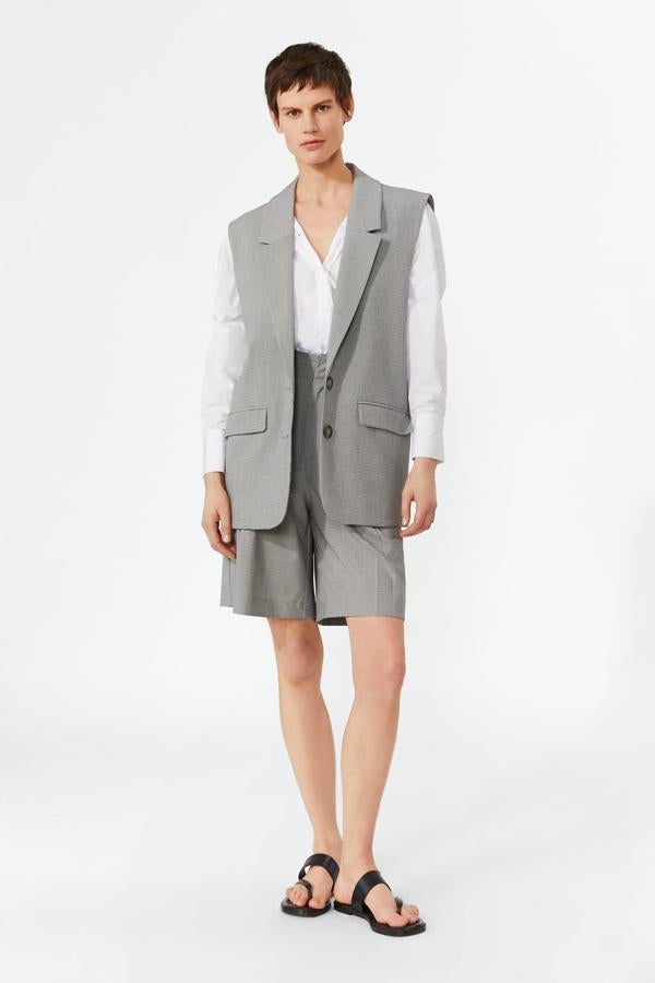 Bermuda con estampado de cuadros mini (25,95 euros) a juego con un chaleco 'oversize' con el mismo estampado (39,95 euros).