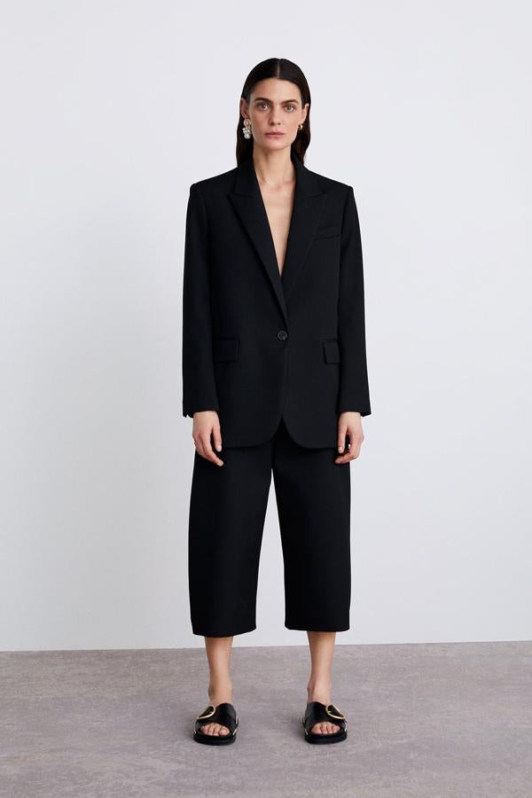 Bermuda larga con bolsillos en color negro (39,95 euros) a juego con una blazer básica con cuello tipo solapa (29,95 euros).