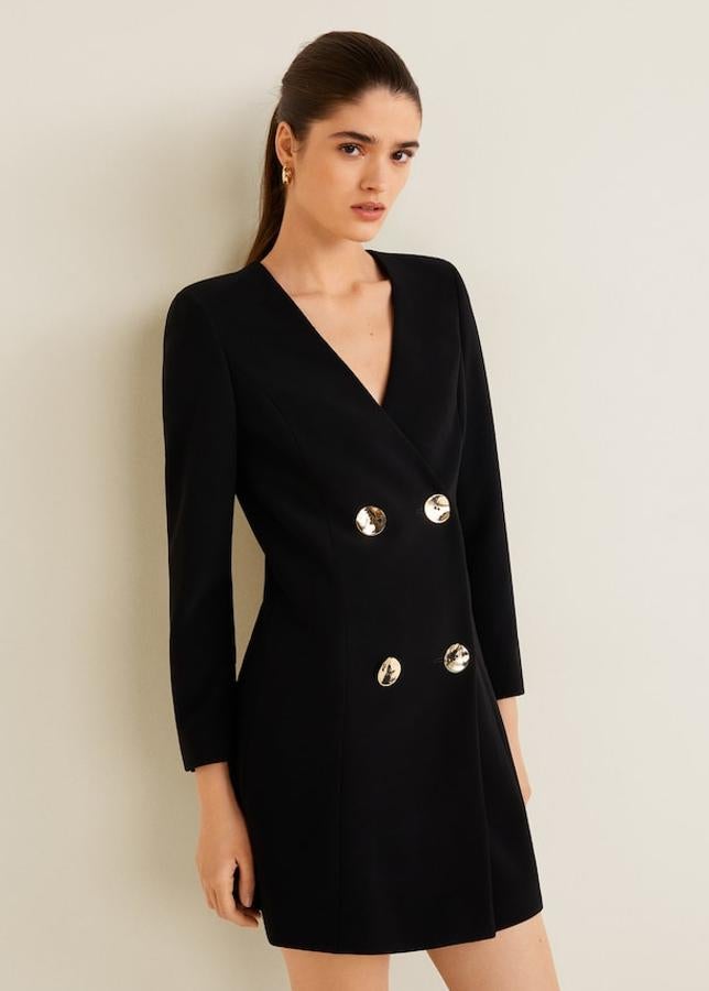 Confeccionado en un tejido de sarga, lleva escote de pico, manga larga y sendos paneles acolchados en los hombros. Cierra con doble botonadura y lleva forro interior (Mango, 29,99 euros).