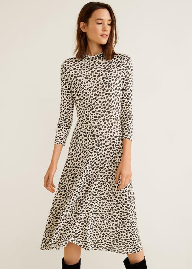 Diseño acampanado para un tejido fluido estampado con 'anmal print', con cuello alto, cierre de botones y manga francesa (Mango, 19,99 euros).