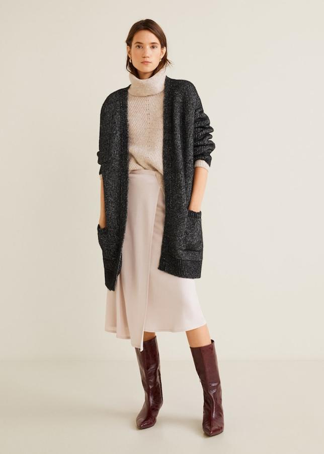 Diseño largo en tejido de punto con la costura del hombro caída. l¡Lleva dos bolsillos de parche en la parte delantera (Mango, 19,99 euros).