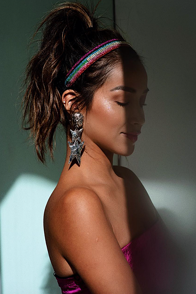 Una diadema de colores con efecto brillo.