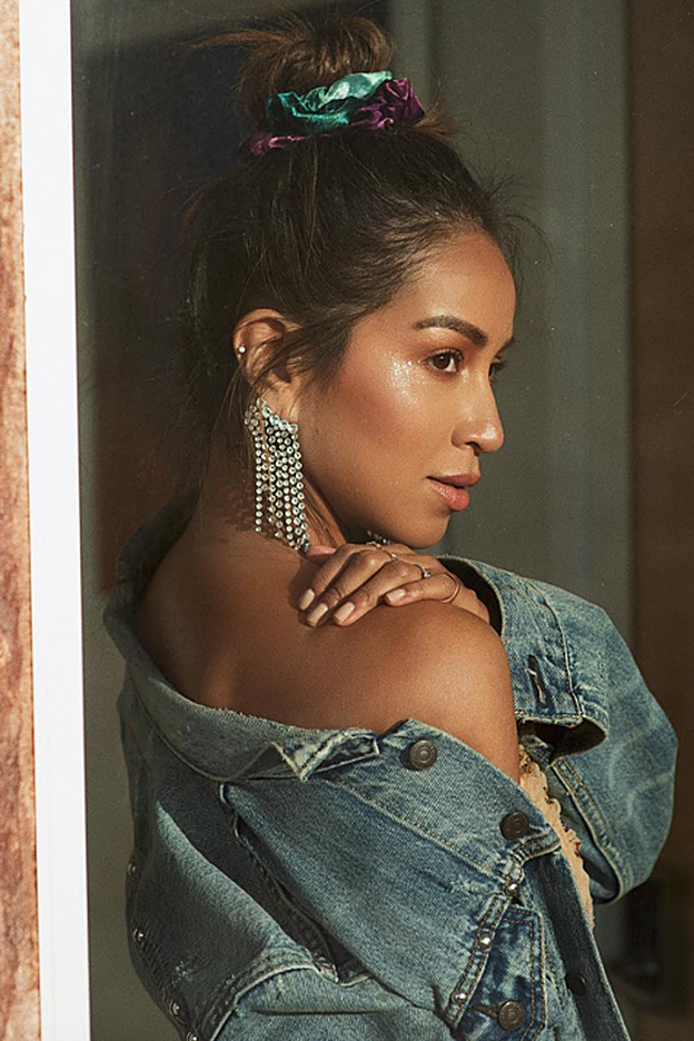 Un 'scrunchie" doble con dos colores contrastados.