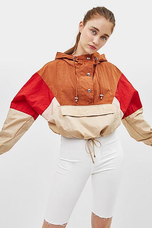 Otra gama de colores para el mismo cortavientos de Bershka.