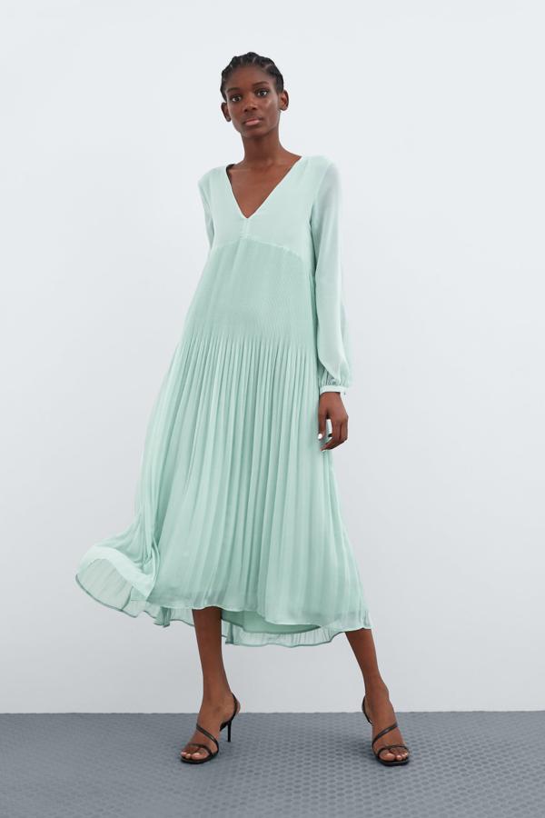 Vestido fluido de escote pico y manga larga, 29,95 euros.