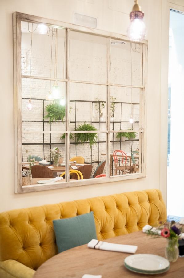 En pleno barrio Chamberí este restaurante con ambiente de Bistro es un clásico para los que buscan un respiro con aires provenzales y un ambiente desenfadado. Un restobar lleno de luz y color abierto desde la hora del desayuno, con platos mediterráneos muy apetecibles y un precio medio de 25 euros. Atención a los ‘Bastones de Berenjena con Miel de Flores’, las ‘Alcachofas a la Plancha con Romescu’, el ‘Pulpo Braseado con Patatas Confitadas’, la ‘Burrata Fresca’, la ‘Hamburguesa de Buey con Pan Brioche’ o el ‘Salmón con Cous-Cous Cítrico’, sin olvidar la extensa carta de cócteles, perfectos para acompañar una ‘Crema de Naranja con Virutas de Chocolate y Menta’ o una ración de las tartas XL más solicitadas de Madrid. Reservas: 91 378 75 12 - www.elcolumpiomadrid.com