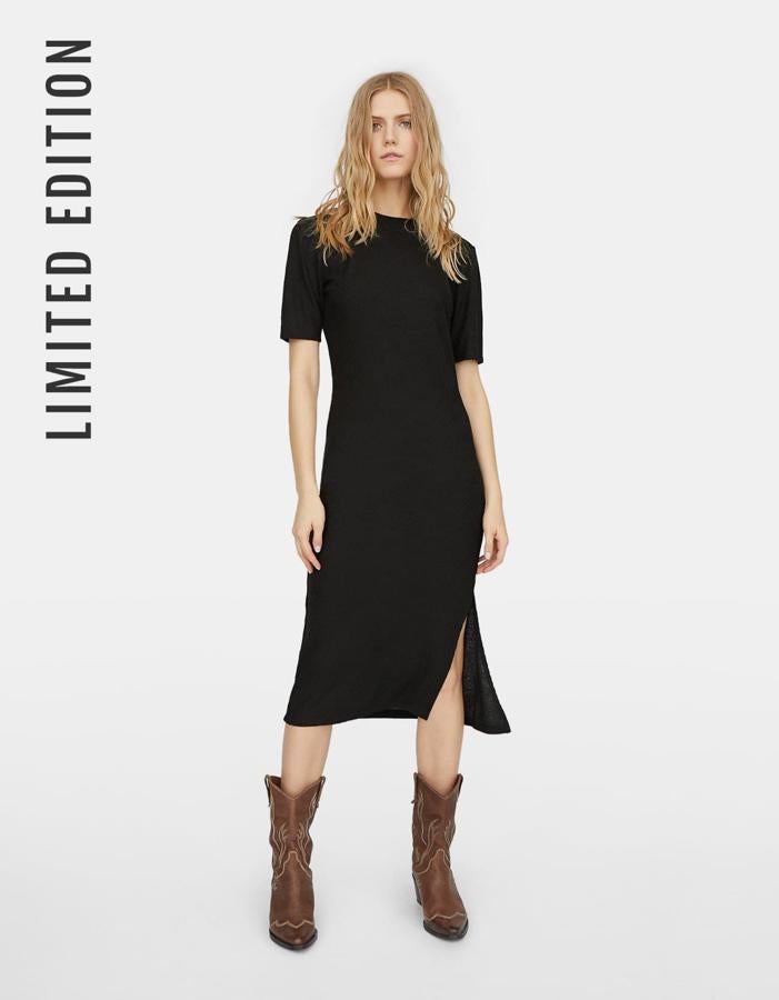 Uno de los más bonitos de la firma, con apertura lateral y ajustado al cuerpo. Pertenece a una edición limitada y cuesta 17,99 euros.