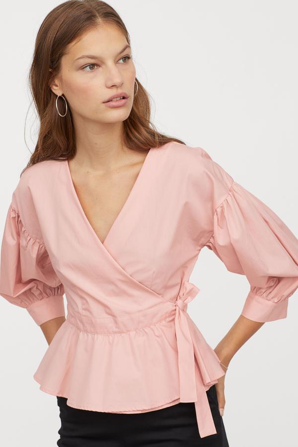 De corte clásico y con un osa muy favorecedor, de H&M. Cuesta 24,99 euros.