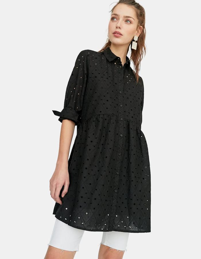 Este verano, los calados están a la orden del día y esta es la versión más romántica del clásico "little black dress". Su precio es de 25,99 euros.