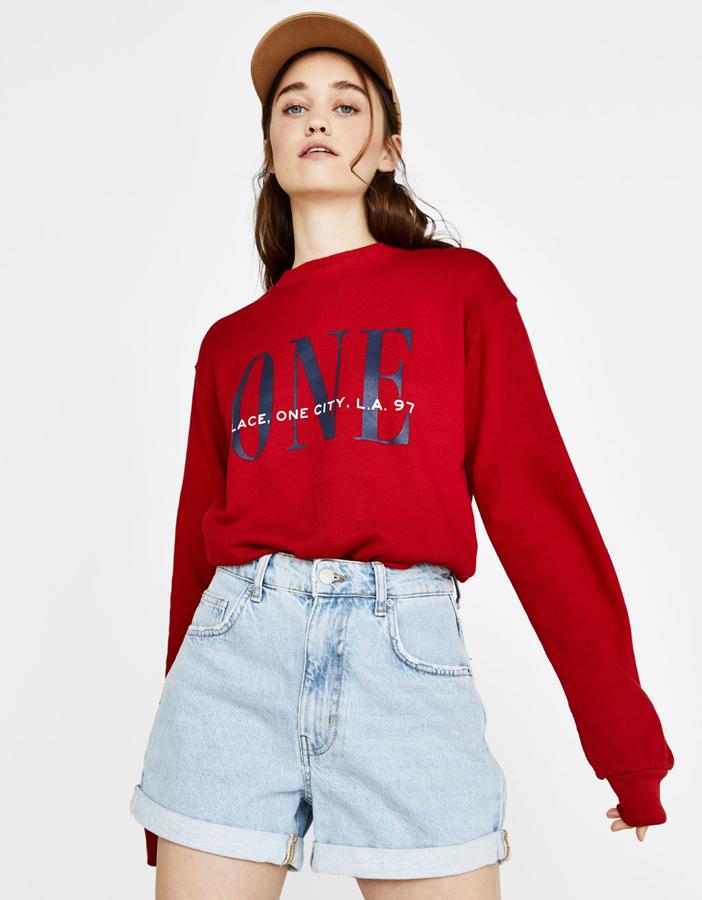 Sudadera estampada en color rojo, 6,99 euros.