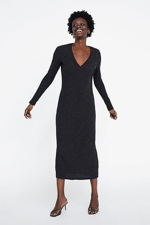 Vestido canalé de Zara. (9,99 euros).
