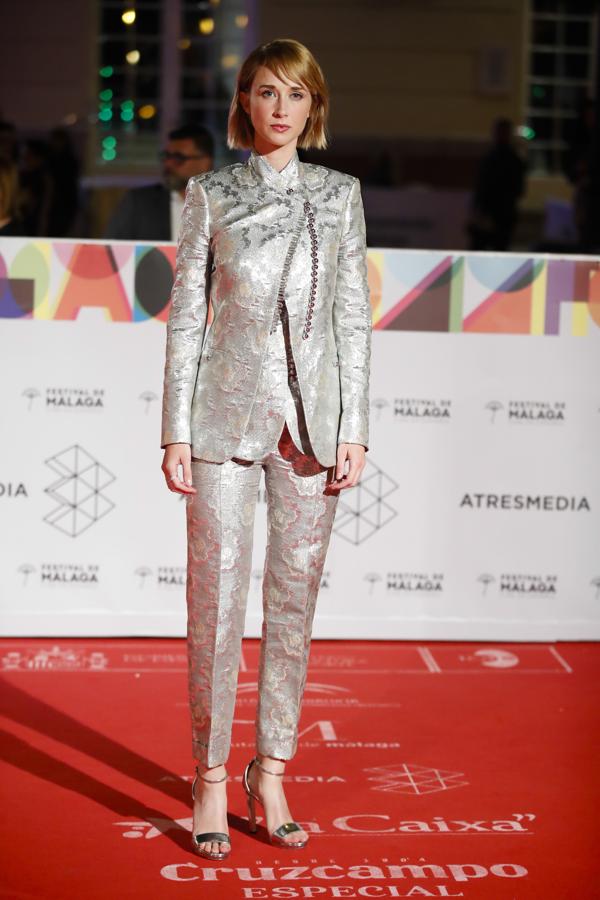 Ingrid García-Jonsson se decantó por un look con pantalón de inspiración oriental en jacquard color plata metalizado de Paco Rabanne.