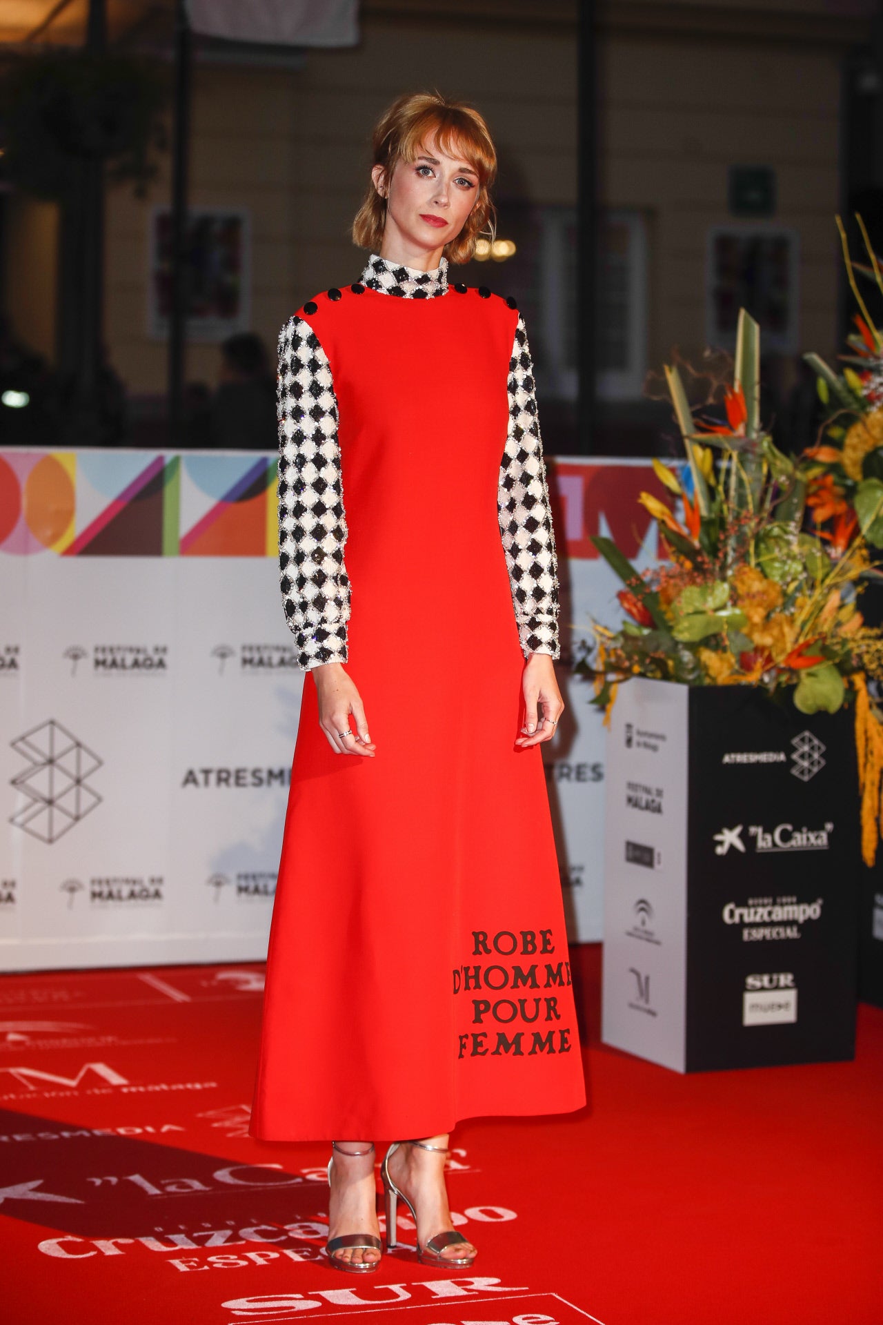 Ingrid García con vestido rojo que tiene mensaje reivindicativo de Gucci.