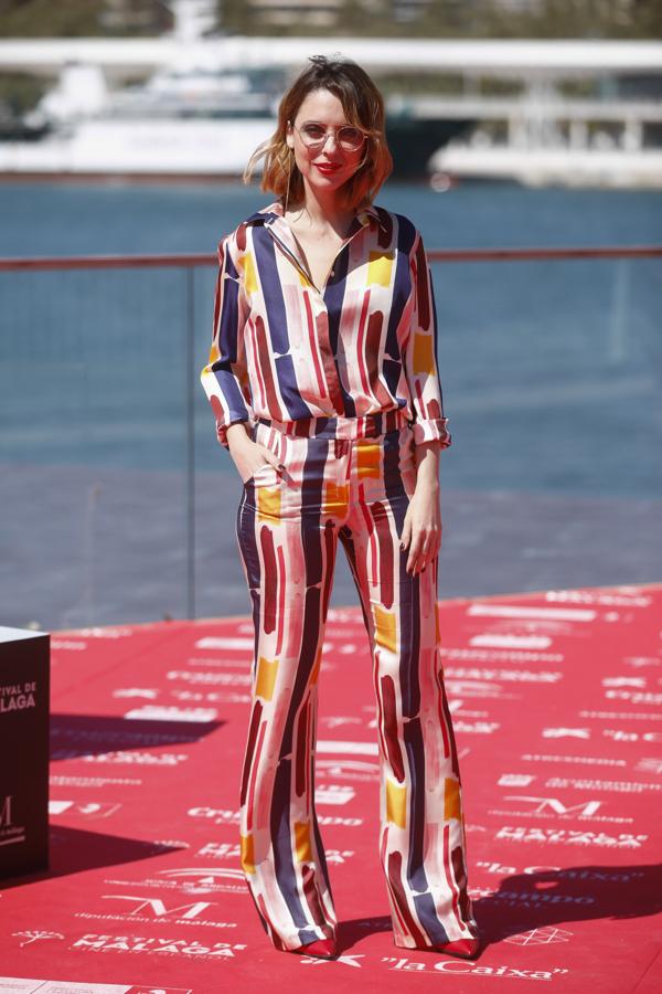 Leticia Dolera, con traje de estilo pijamero y estampado 'arty' de Dolores Promesas.