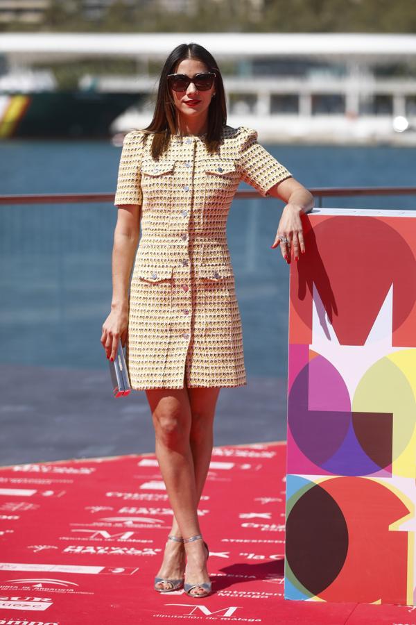 Marian Hernández, con vestido de inspiración retro en tweed amarillo vainilla.