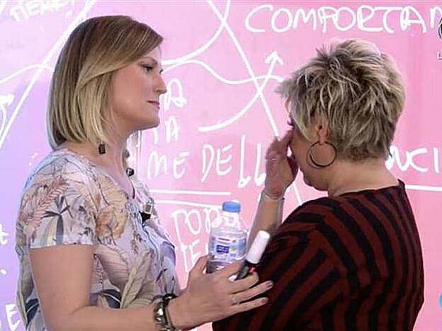 Galería. Cristina Soria tratando de consolar a Terelu Campos. Pincha sobre la foto para ver las famosas que han vencido en la lucha contra el cáncer de mama.