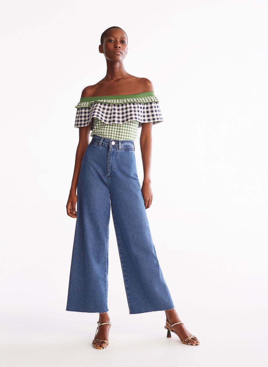 Top con volantes y estampado de cuadros: 69 euros en Uterqüe.