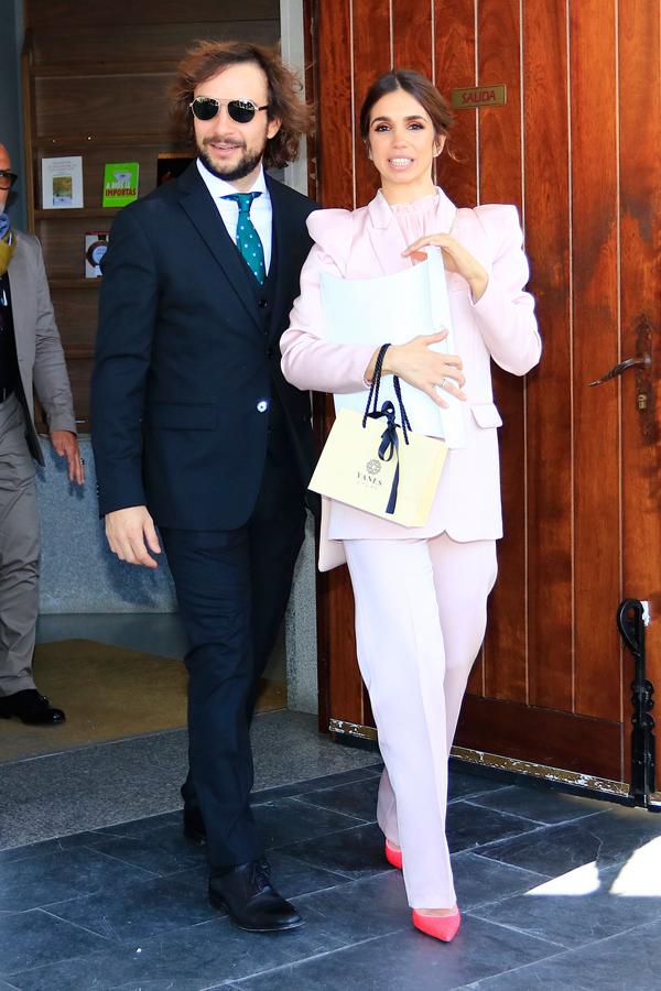 Gonzalo Sierra, pareja de Elena Furiase, celebra este 19 de marzo su primer Día del Padre con su pequeño en brazos.