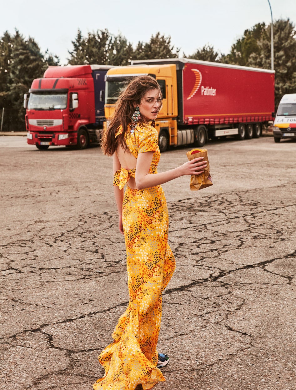 Vestido de Carolina Herrera y zapatillas de Sandro.