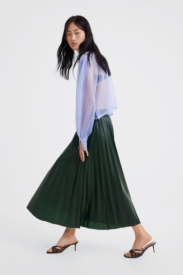 En verde oscuro, con el revés de un tono verde más claro, esta falda de Zara es de la sección Special Prices y cuesta solo 19,99 euros.