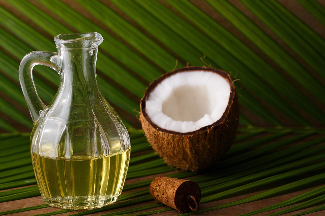 El aceite de coco es un aceite vegetal rico en grasas saturadas (cerca del 92%), es rico en tocotrienoles (vitamina E, un antioxidante), y es ideal para cocinar. Además, su contenido en omega 6  reduce la formación de ácido araquidónico , un componente que promueve la inflamación.