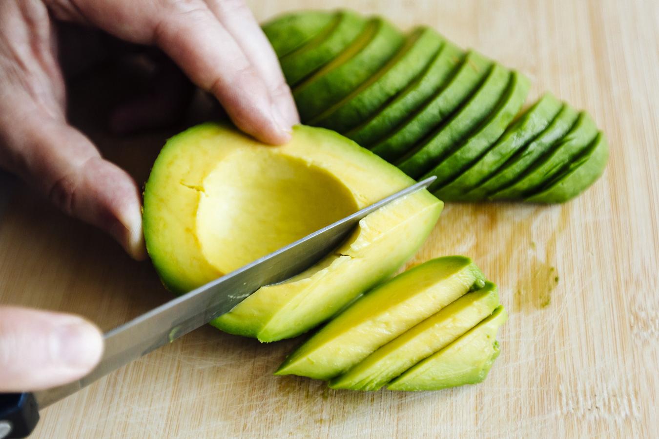 El aguacate es uno de los alimentos más completos para cualquier dieta y, además de aportar numerosos beneficios a tu organismo (aporta cerca de 20 nutrientes esenciales), ayuda a  prevenir enfermedades cardíacas, diabetes y otras condiciones de salud .