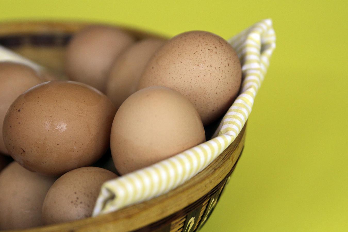 Los ácidos grasos omega 6 los podemos encontrar  en la piel y en otras partes del cuerpo de la carne de ave y otros animales . Por ejemplo, los huevos de gallina son alimentos ricos en omega 6 además de en omega 3.