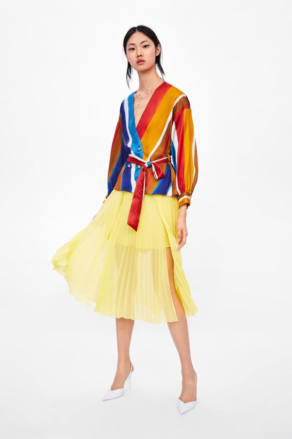 La más original está en Zara. Tiene aberturas laterales y debajo, un mini short en el mismo tono amarillo. ¿El precio? 25,95 euros.