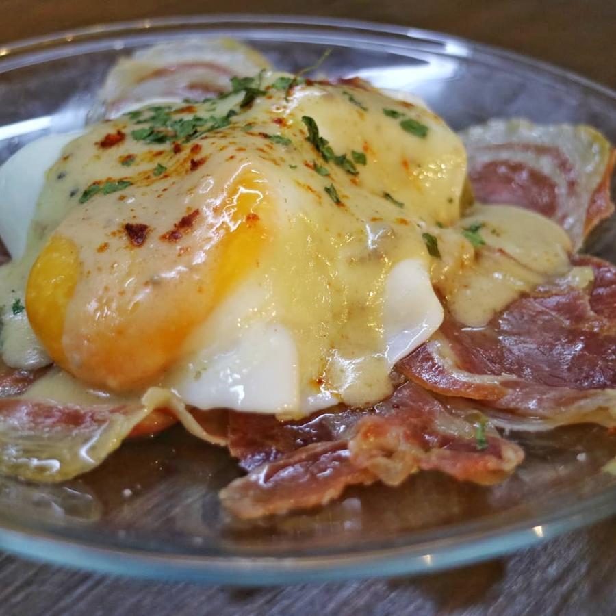 Y de Valladolid viajamos hasta tierras aragonesas para irnos de tapas por Zaragoza. En pleno centro de la capital maña podréis encontrar La Jaula de los Grillos, donde encontraréis  montaditos, crepes de carne picada con parmesano, hamburguesas, pizzas y todo un picoteo libre de peligro . Además, en su carta también se contemplan opciones para intolerantes a la lactosa y veganos. Localízales en la Calle Juan Bruil, están abiertos con comida para llevar.