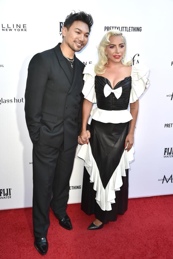 La cantante y actriz ha apostado por un complicado diseño 'black&white' en cuero de Rodarte que rompe la impecable trayectoria 'fahsionista' de la protagonista de 'Ha nacido una estrella' en los últimos meses.