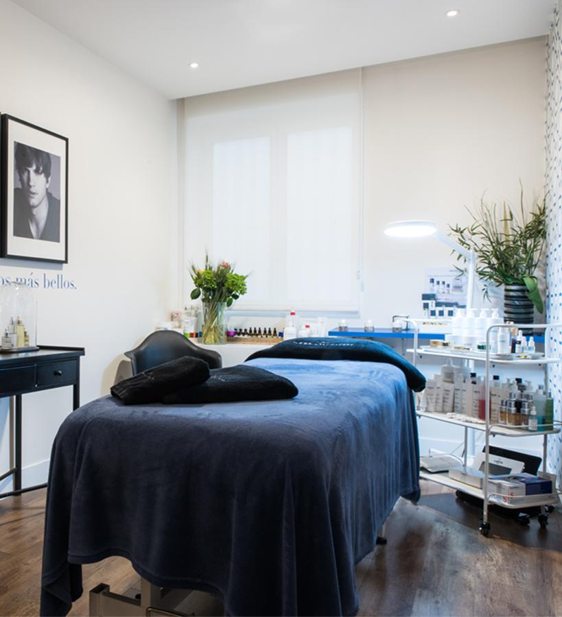 Este protocolo, en el que se utilizan productos de la marca CellMen, revitaliza la piel, previene los signos de la edad y logra una mayor luminosidad. El ritual se adapta específicamente a la edad fisiológica y a la sensibilidad y edad de la piel. Incluye , limpieza profunda, exfoliación, mascarilla específica, ampollas y masaje final relajante de rostro y cuello.  Tratamiento masculino Antiage Cellfacial de The Beauty Concept  (135 €/ 90 min).