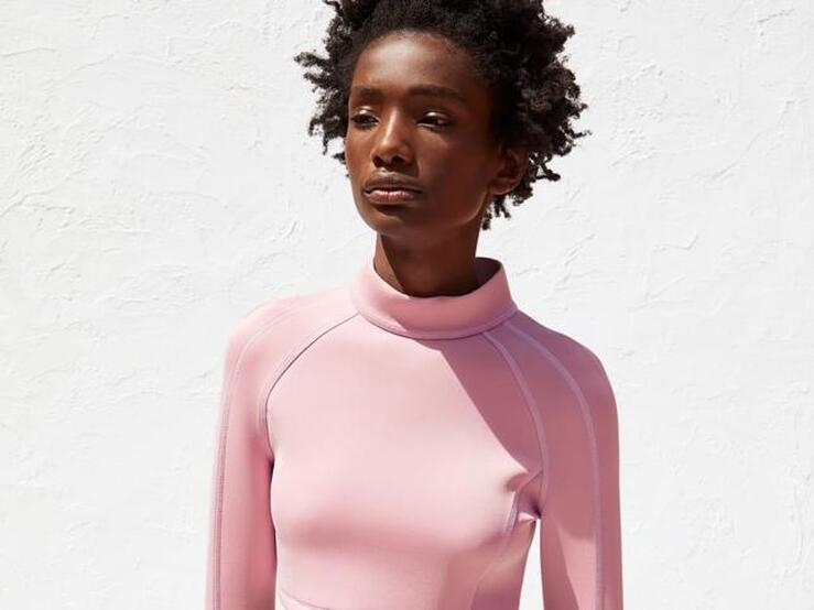 Fotos: Estos increíbles looks playeros de Zara son de fibra reciclada en un 75%