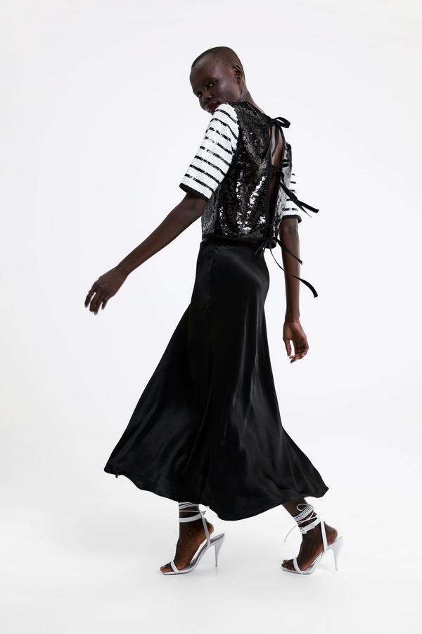 Top cropped de edición limitada con lentejuelas y cierre en la espalda con aberturas y detalle de lazo, 29,95 euros.