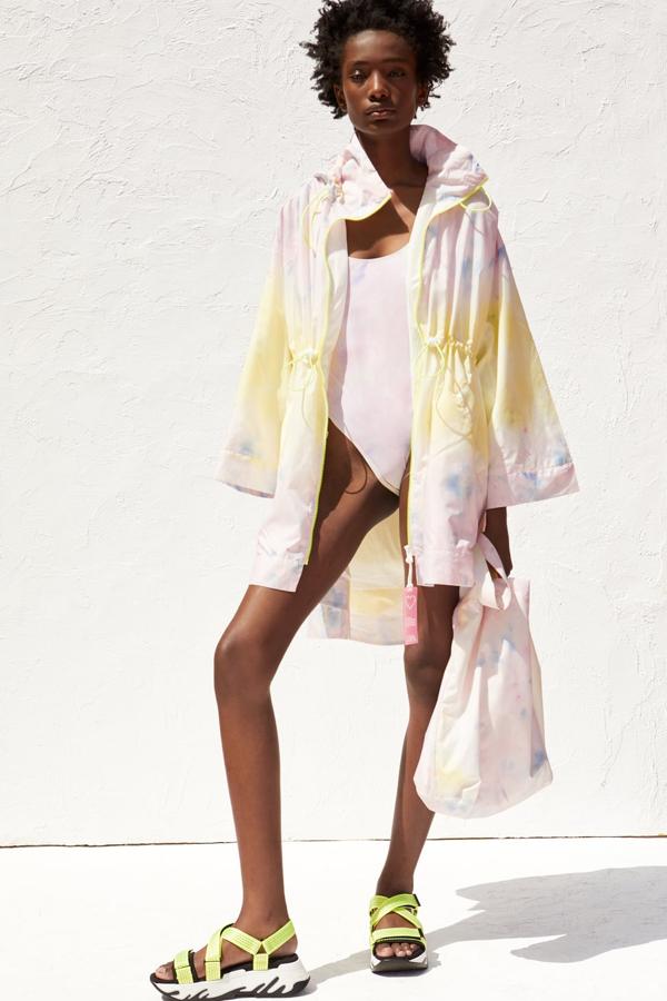 Una combinación genial de bañador con estampado pastel 'tie dye' y cordones ajustables en lateral (22,95 euros) con un chubasquero embolsable, de cuello subido con capucha y cintura ajustable, bajo asimétrico y cierre frontal con cremallera (49,95 euros).