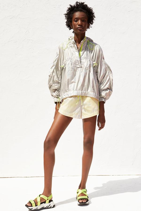 Chubasquero repelente al agua con el cuello subido y la capucha ajustable. Lleva la manga larga acabada en elástico y con cordones ajustables, un bolsillo a la espalda que se convierte en bolsa para transportarlo (39,95 euros).