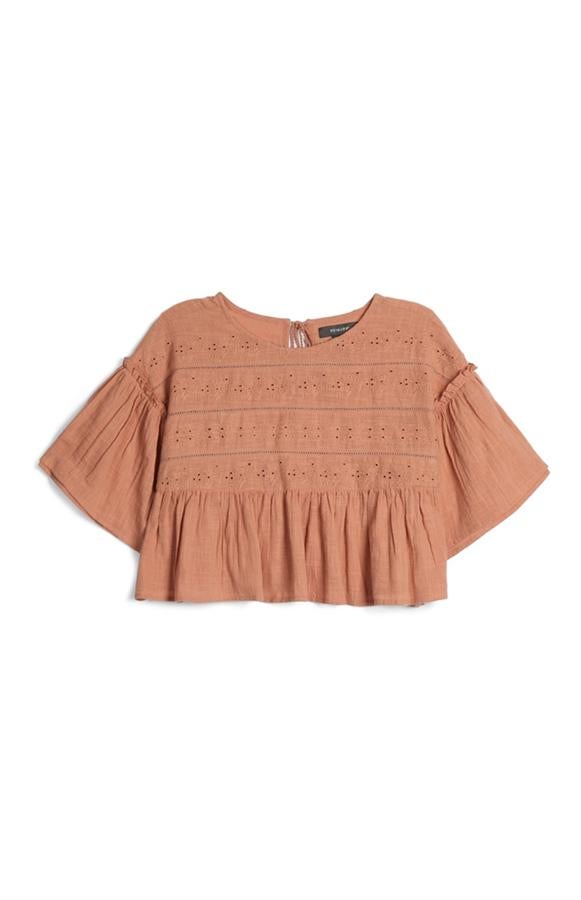 Blusa corta en color rosa palo y bordada, 15 euros.