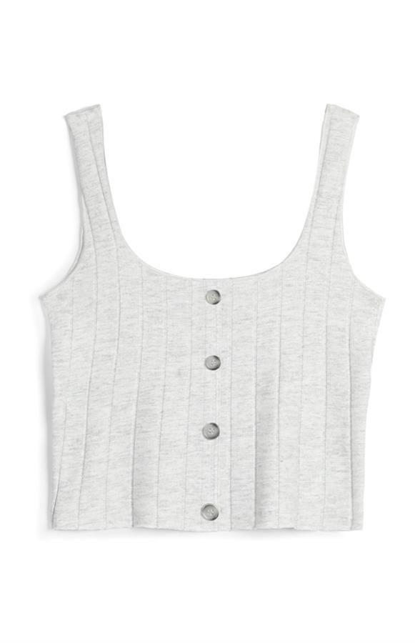 Camiseta corta gris con botones, 6 euros.