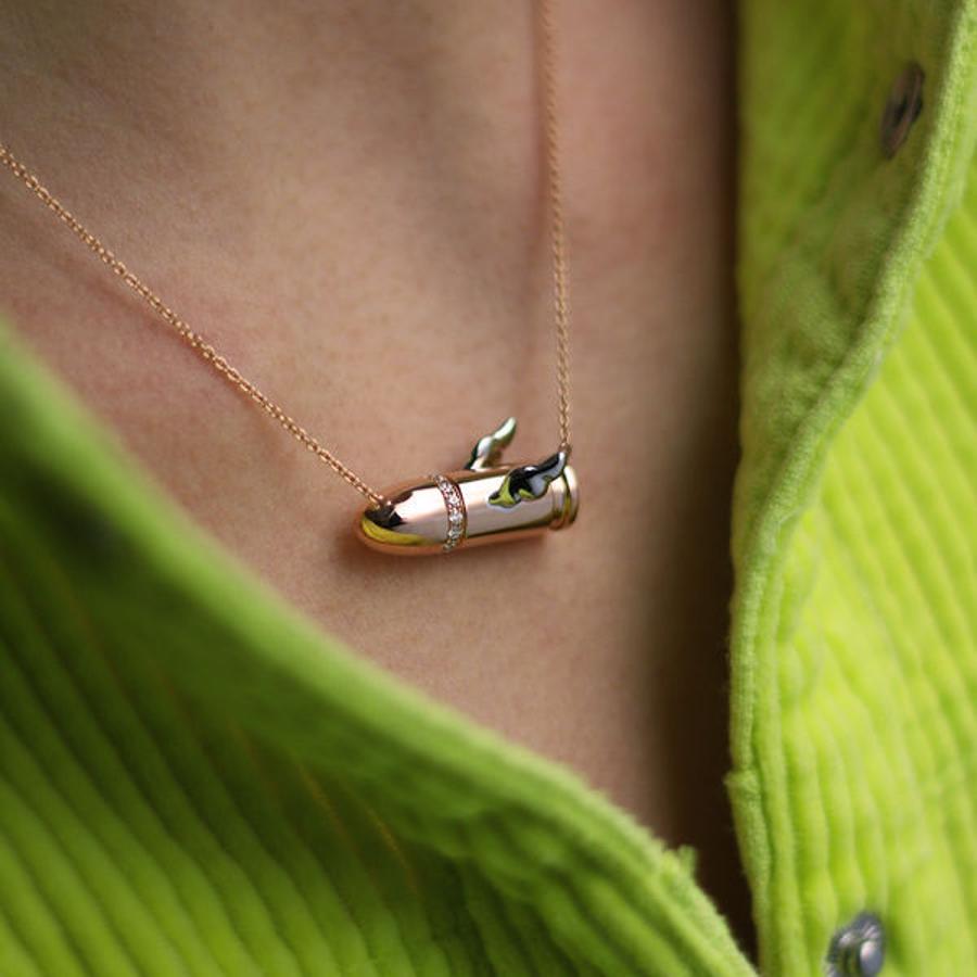 Colgante desmontable Shoy to the heart en oro rosa y blanco de 18 quilates con diamantes blancos talla brillante ( 2.450 €). Se abre y esconde una sorpresa en su interior.