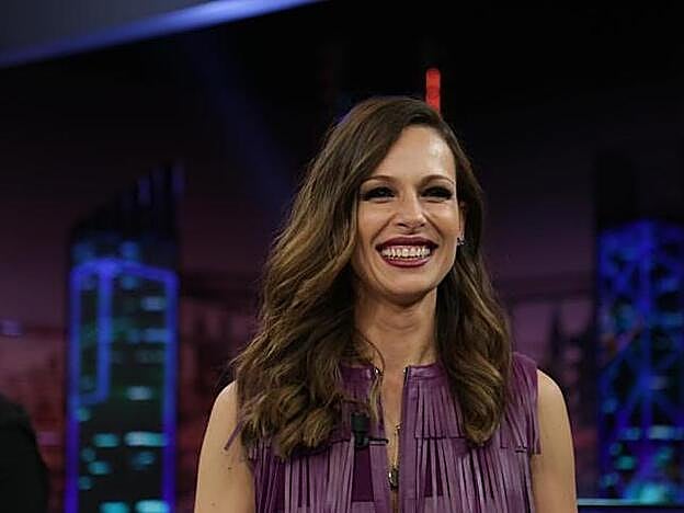 Eva González se decantó por un maquillaje de 'smokey eyes' y labial morado oscuro.