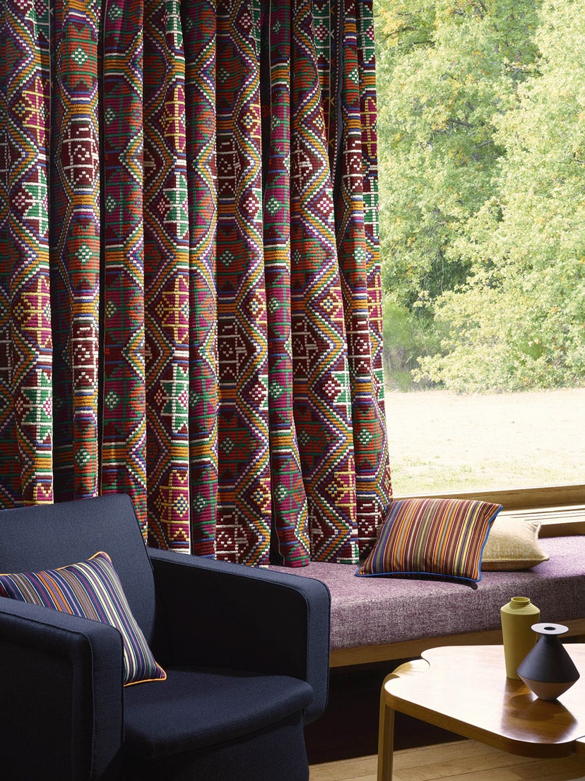 El maestro francés Pierre Frey apuesta por tejidos de aires africanos y papeles con dibujos geométricos.